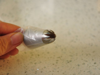 10、西班牙油条——吉拿果,裱花袋中装入星形裱花嘴。制作好的面糊装入裱花袋中。