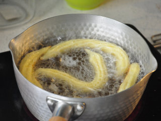 13、西班牙油条——吉拿果,炸至金黄色时即可捞出沥油。