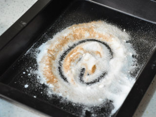 14、西班牙油条——吉拿果,细砂糖和肉桂粉在盘中混合均匀即为肉桂糖。