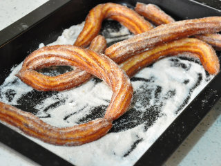 15、西班牙油条——吉拿果,沥好油的吉拿果蘸上一层肉桂糖即可食用。