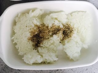 3、寿司????????,剩饭，放芝麻来点橄榄油，搅拌