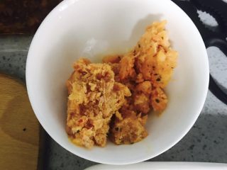 4、寿司????????,龙虾沙拉，这现在是放在冰箱里储存…拿出来解冻然后放点沙拉酱