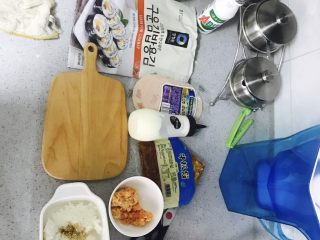 6、寿司????????,所有工具????还有食材准备好，我今天没有准备卷寿司????帘！用手卷的