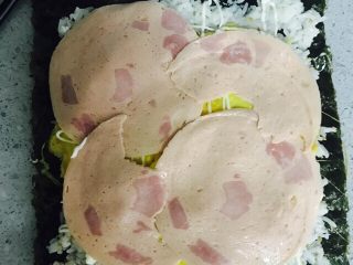 7、寿司????????,米饭放在紫菜上，然后鸡蛋火腿往上摆
