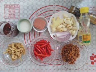 1、什锦辣椒酱,把配方中所有的材料全部洗干净，控干水分，逐一称出来（生抽和料酒摆不下没拍）