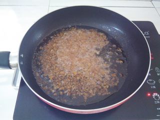 3、什锦辣椒酱,烧热油锅，大概5分热冒小泡，放入虾米炸1-2分钟，保持小火，不要炸焦了