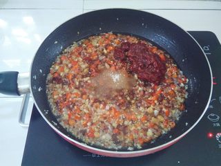 11、什锦辣椒酱,加入生抽，料酒，白糖，辣的豆瓣酱（我用的郫县豆瓣酱）