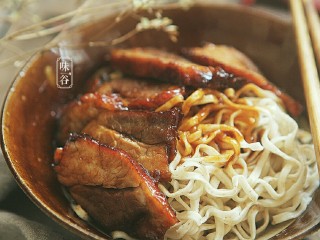 12、电饭煲版叉烧肉,把锅底的酱汁浇在捞面的上面就成了一道美味的叉烧捞面了。