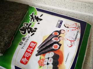 1、紫菜包饭,备好紫菜,带寿司帘的最好,以便卷的时候方便。