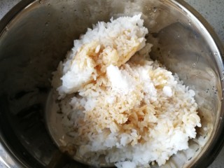 2、紫菜包饭,剩一顿的米饭最好,加入足够的寿司醋,再加入白糖。