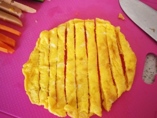 5、紫菜包饭,将鸡蛋煎成饼,切成细条。