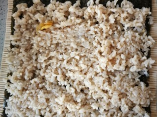 7、紫菜包饭,铺好米饭,最上面要留出半厘米的空余,防止卷到最后掉出米饭,影响美观。