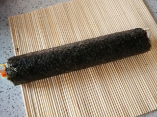 9、紫菜包饭,利用帘子的力将紫菜卷好。