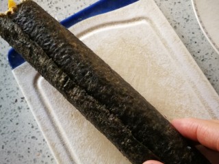 10、紫菜包饭,在切段时,将最后的边缘放在挨着菜板的一面,以保证切的漂亮。