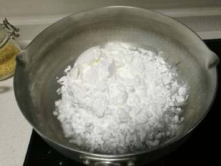 1、豌豆凉粉,豌豆粉倒入无油洁净锅内