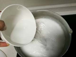 2、豌豆凉粉,倒入6碗水