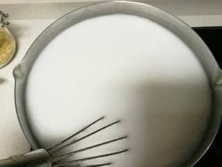 3、豌豆凉粉,粉与水混合搅拌均匀成粉浆