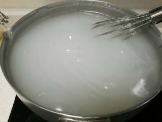 5、豌豆凉粉,立即转中火搅拌至完全糊化成熟（5分钟左右）