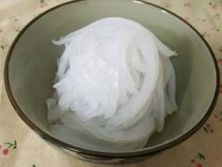 11、豌豆凉粉,这是粉刮刮的细条尤如面条，拌吃较入味