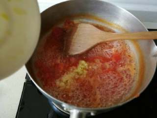 13、豌豆凉粉,番茄水煮至稠感把蒜末姜末倒入一起搅拌20秒左右关火，放适量盐再搅几下倒入碗内冷却备用