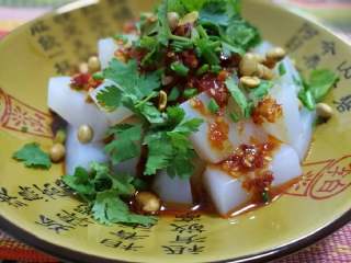 15、豌豆凉粉,调入酱料拌匀就可以开吃了