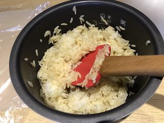 1、可爱小饭团,煮一锅白米饭，晾到温热时加入盖饭汁苹果醋拌匀，秋葵加水煮两分钟，冲凉水后沥干水分备用。