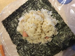 3、可爱小饭团,再盖一层米饭。