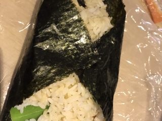 5、可爱小饭团,对角线两边包住。