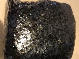 6、可爱小饭团,再两边同样包住成一个长方形饭团，包紧一点。