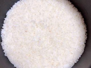 2、金枪鱼胚芽米寿司 | 便当,米饭焖好，可以在锅中焖20分钟，口感会更好。