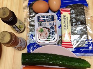 3、金枪鱼胚芽米寿司 | 便当,准备好食材。寿司海苔、金枪鱼罐头、黄瓜、胡萝卜、鸡蛋、寿司醋、寿司酱油。