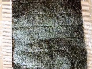 10、金枪鱼胚芽米寿司 | 便当,放上一片海苔片。