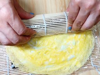 14、金枪鱼胚芽米寿司 | 便当,从顶部开始卷起，逐渐取出帘子，往前卷起。将最后多余的蛋卷剪掉即可收边。