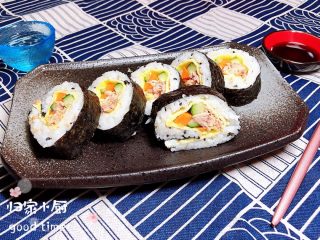 17、金枪鱼胚芽米寿司 | 便当,将寿司摆入盘中。一盘诱人的金枪鱼胚芽米寿司就可以吃啦！可以配上一些寿司酱油、青芥末一起吃。放入饭盒，便当做好了。