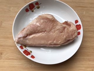 1、粉丝波菜拌鸡肉丝,鸡肉提前解冻备用