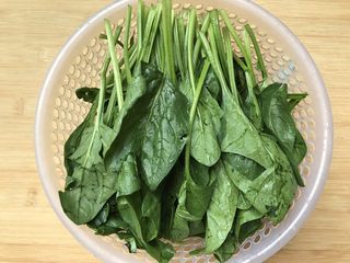 3、粉丝波菜拌鸡肉丝,菠菜洗干净备用