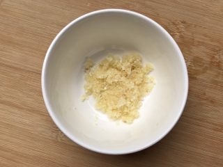 4、粉丝波菜拌鸡肉丝,蒜剁碎