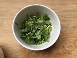 5、粉丝波菜拌鸡肉丝,葱,香菜切碎