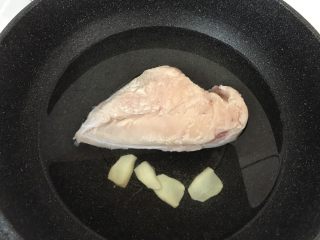 6、粉丝波菜拌鸡肉丝,鸡肉放进冷水锅里,加几片姜,半勺料酒,煮熟