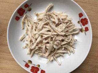7、粉丝波菜拌鸡肉丝,鸡肉煮熟晾凉至不烫手后,撕开小条备用