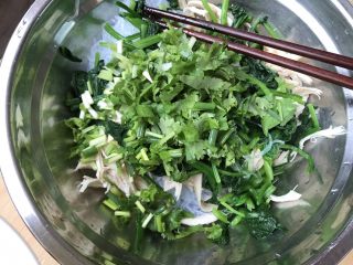 11、粉丝波菜拌鸡肉丝,把葱,香菜加入大盘里