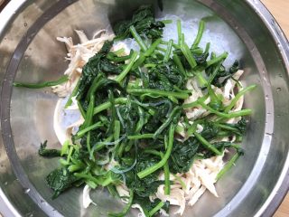 9、粉丝波菜拌鸡肉丝,然后,粉丝,鸡肉丝,菠菜全倒入一个大盘子里