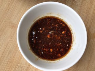 10、粉丝波菜拌鸡肉丝,原来剁蒜蓉碗里,加入酱油,香醋,香油,辣椒油,盐,糖一起搅拌均匀至糖盐融化