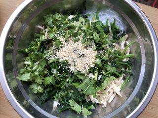 12、粉丝波菜拌鸡肉丝,加入熟芝麻