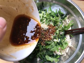 13、粉丝波菜拌鸡肉丝,倒入酱料,搅拌均匀就完成了!