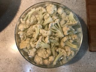 1、蘑菇小姐便当,花菜掰小块,盐水浸泡片刻
