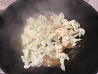 4、蘑菇小姐便当,倒入焯好放花菜,翻炒收汁,尝下味道,咖喱块本来就带味道,口重的可以放适量盐