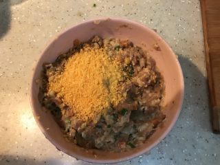 9、蘑菇小姐便当,加入面包糠,拌均,用手顺时针方向搅打肉馅