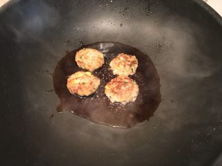 12、蘑菇小姐便当,煎完拿出,锅里放一点点水,蚝油,红烧汁,烧开,再放回肉饼