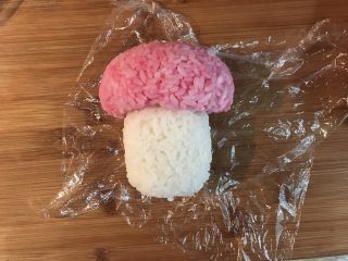 17、蘑菇小姐便当,用保鲜膜包起来捏出蘑菇形状